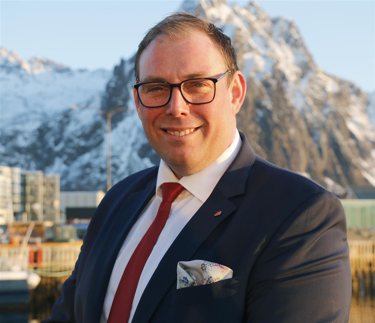 Mann ute foran fjell