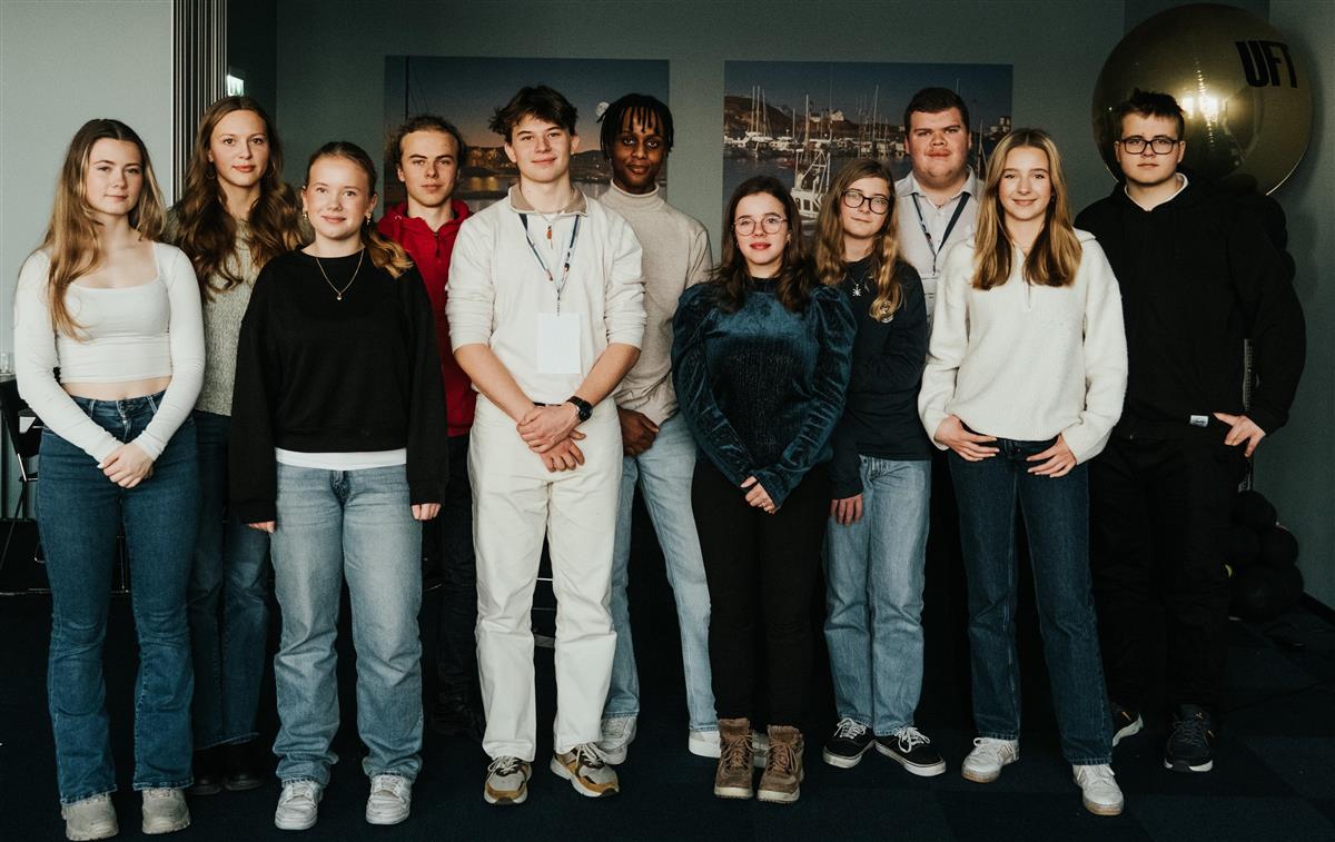 Bilde av 11 ungdommer kledd i jeans og gensere - Klikk for stort bilde