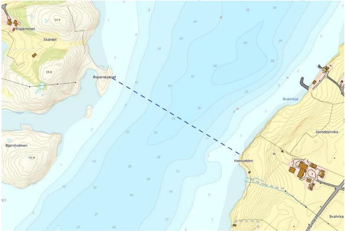 Trase for bruforbindelse, beskrevet i tekst over (kartskisse fra Sweco 2023). Kart viser området mellom Roparskjæret og Hansodden i Vevelstad kommune og foreslått brualternativ over sundet. Kartet inkluderer terrengkonturer, dybdeangivelser i sjøen, lokale stedsnavn, samt veier og bygninger på begge sider av sundet. - Klikk for stort bilde
