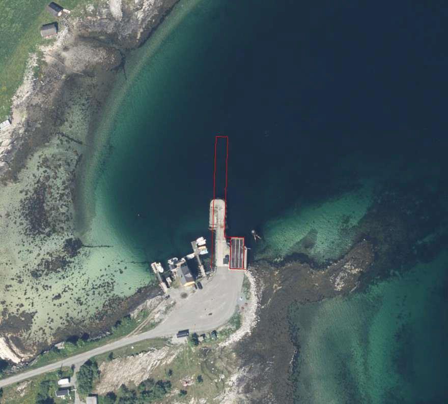 Figur 9: Skissert utvidelse av tilleggskai på Vågsodden. Flyfoto av kai med parkeringsområde og vei, omgitt av grunt vann med synlig sjøbunn. En rød markering viser kaianlegget utover i sjøen. - Klikk for stort bilde