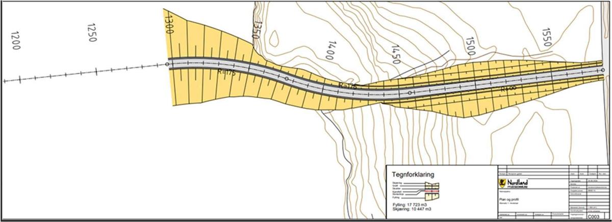 Figur 5: Alternativ 1-1a: Ny kjøreveg fra fv. 17 til bru. Karttegning viser vegtrasé med kurvatur og terrenglinjer. Midt på bildet går en grå veglinje med midtstrek, omgitt av gule skraverte områder som markerer fylling og skjæring. Høydekoter.  Nederst en tegnforklaring og prosjektinformasjon fra Nordland fylkeskommune. - Klikk for stort bilde